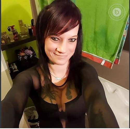 salope nue se fistant anal